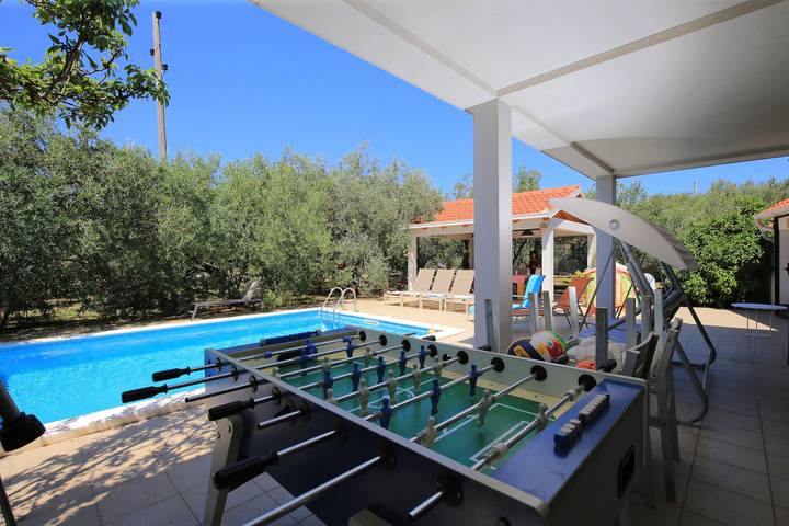 Ferienhaus für 8 Personen, mit Balkon/Terrasse und Pool