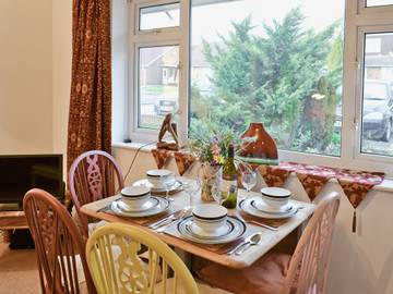 Log Cabin for 4 People in Sturry, Kent, Photo 4