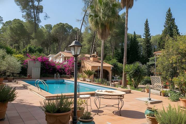 Location de vacances pour 4 personnes, avec Terrasse ainsi que Jardin et Piscine dans Genovés