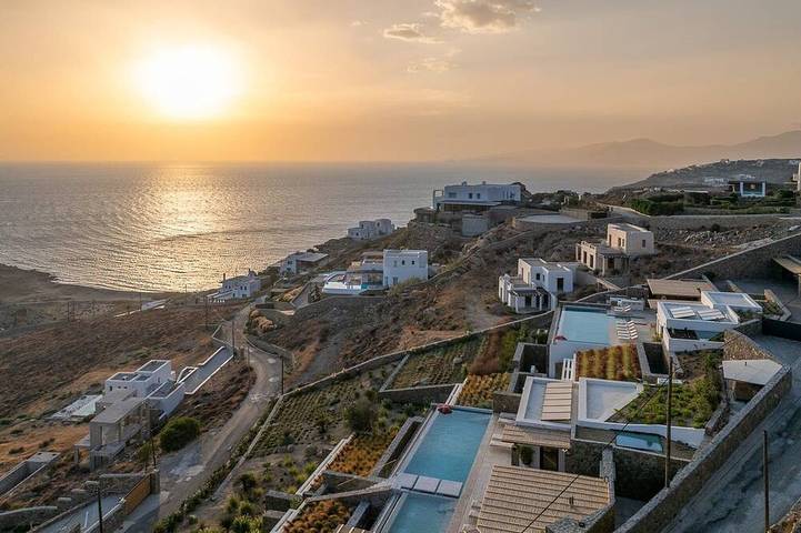 Villa for 32 people, with garden and balcony in Agios Stefanos