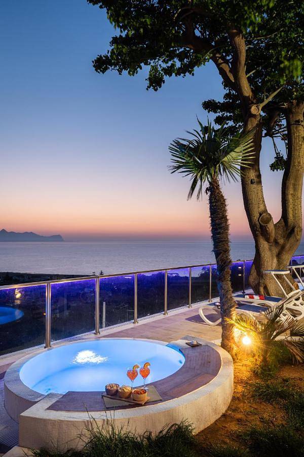 Villa vista mare con piscina riscaldata a Trappeto in Balestrate, Provincia di Palermo
