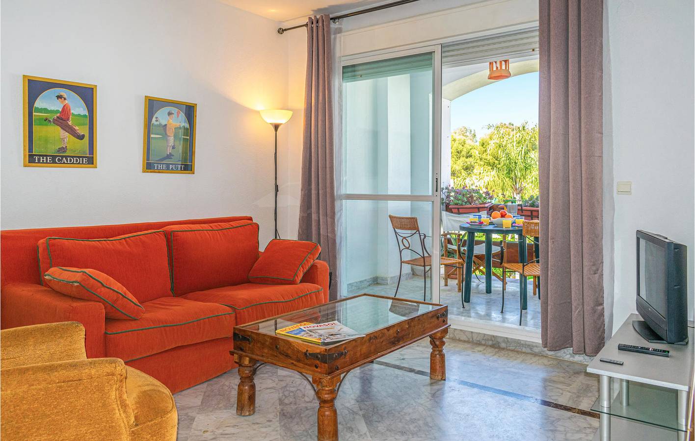 Ganze Ferienwohnung, Appartement mit Poolterrasse und Parkplatz in Marbella West, Marbella