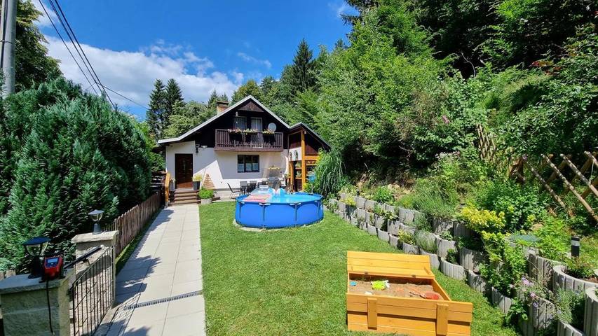 Ferienhaus für 8 Personen, mit Pool und Ausblick sowie Garten