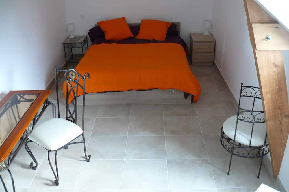 Piedra expuesta longere. 2014 in Ambon, Côte des Mégalithes