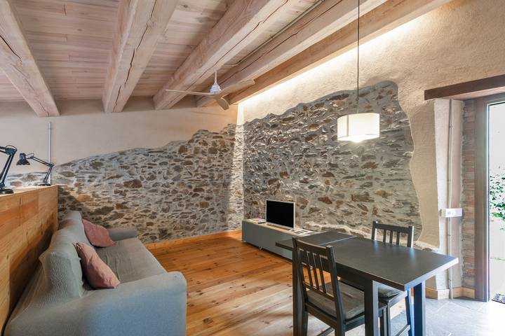 Apartamento entero, Apartamento 'Suite 2' con vistas a la montaña, Wi-Fi y aire acondicionado in Fogás de Monclús, Interior de Barcelona