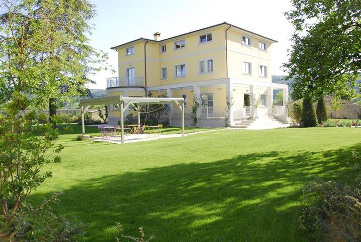 Appartamento per 2 persone, con piscina e piscina per bambini nonché giardino e panorama, con animali domestici in Sarteano