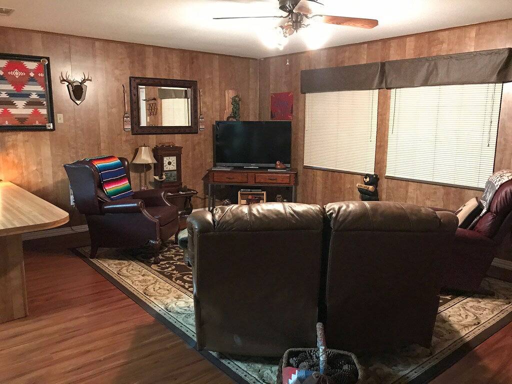 Callender Lake Gemütliche 2-Zimmer-Kabine mit Carport in der Nähe von historischen Edom, Texas in Van Zandt County