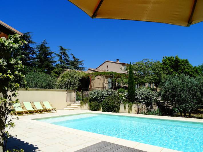 Gîte pour 8 personnes, avec piscine ainsi que jardin et terrasse