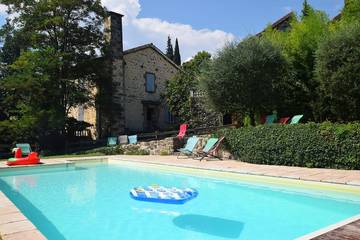 Gîte pour 2 personnes, avec jardin et piscine à Lalevade-d'Ardèche