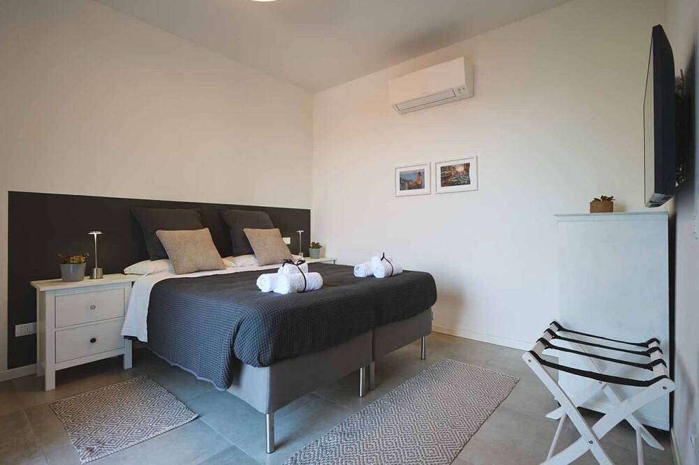 Entire apartment, Luxury Apartment is an exclusive residence located in the upper part of Portovenere, designed for guests seeking elegance, comfort, and relaxation. The refined interiors, enhanced by underfloor heating and air conditioning throughout the property, create in Spiaggia dell'Olivo, Porto Venere Municipality