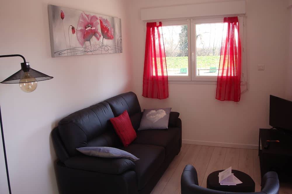 Entire apartment, Gîte for 2/3 people with Jacuzzi in the Camargue on the banks of the Petit Rhône in Saint-Gilles, Nimes region