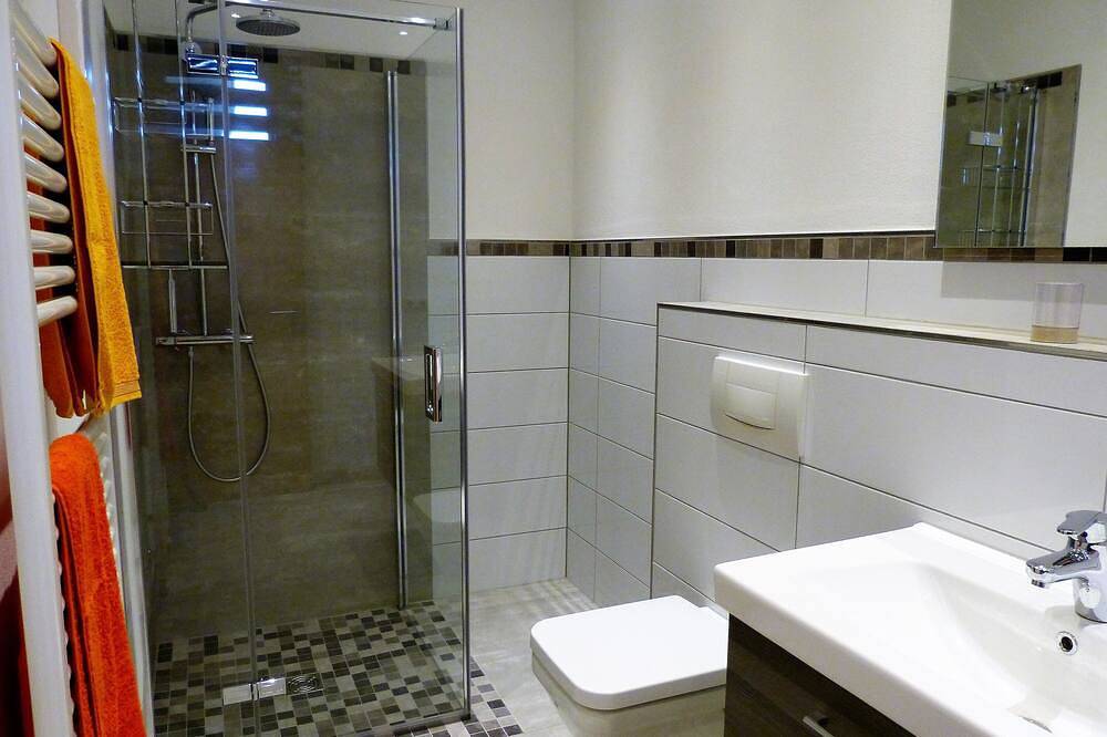 Ganze Wohnung, 4 Sterne Fewo im Eg, Parkplatz und Wallbox, sep. Eingang, Terrasse, Strandkorb in Boppard, Mittelrhein