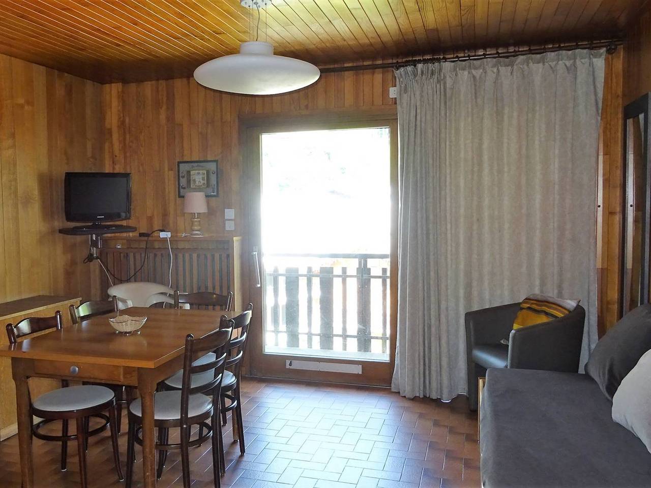 Entire apartment, Spacious 1-Bedroom Apartment for 4 - Central Les Gets, Wifi, Linens Included in Les Gets, Les Portes du Soleil