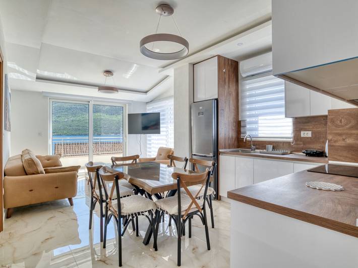 Glamping dla 4 osób, z widok na jezioro i balkon oraz ogród w Czarnogóra