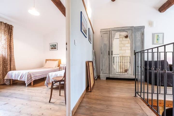 Gîte pour 4 personnes, avec terrasse ainsi que jardin et piscine à Arles - 4