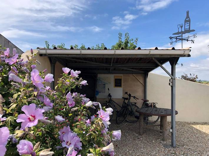Gîte pour 3 personnes, avec Terrasse et Jardin ainsi que Piscine et Vue à Chenac-Saint-Seurin-d'Uzet - 2