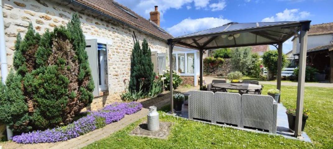 Gästezimmer „Chambre Rose“ mit gemeinsamer Terrasse, Garten und Wlan in Sermaise (Île de France), Essonne