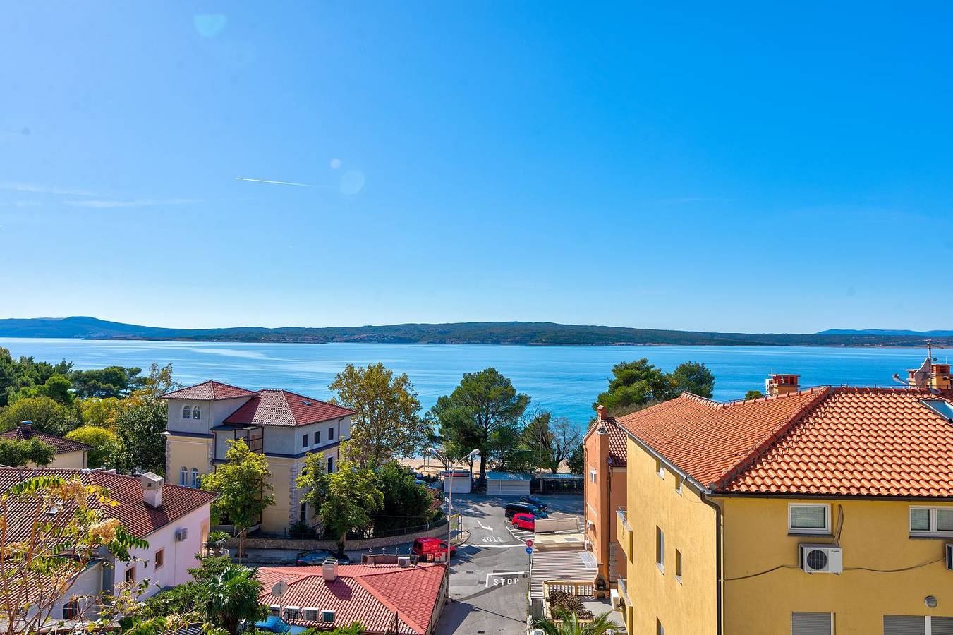 Ganze Wohnung, Einzigartiges Apartment nur 100 Meter zum Sandstrand mit grosser Dachterrasse, Meerblick, Waschmaschine in Crni molo, Crikvenica