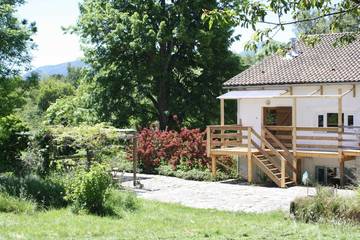 Gîte pour 8 personnes, avec terrasse à Belvis