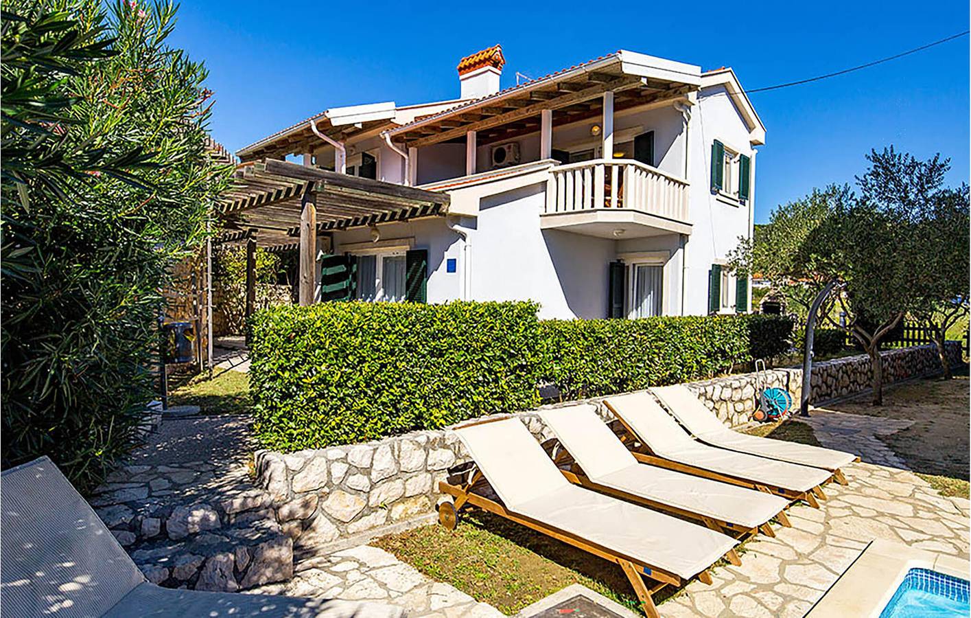 Ganze Ferienwohnung, Gemütliche Ferienwohnung mit Pool, WLAN und Terrasse in der Nähe des FKK-Strandes von Kandarola in Palit, Rab