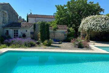 Gîte pour 6 personnes, avec jardin à Échallat