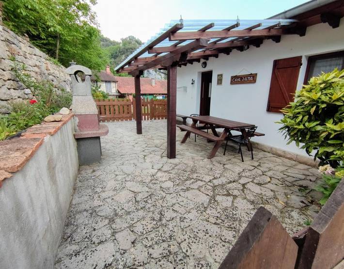 Entire apartment, Apartment 'Jana' with Mountain View, Private Terrace and Wi-Fi in Peñamellera Alta, Sierra del Cuera