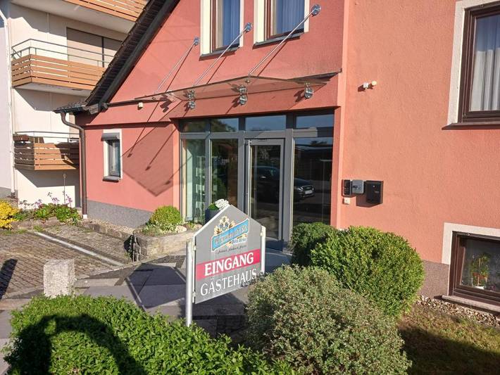 Ferienhaus, mit Terrasse und Garten sowie Pool und Sauna