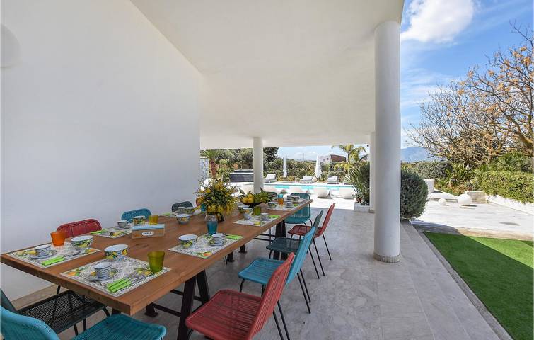 Appartamento con terrazza a bordo piscina: AC, Parcheggio e Cucina, 1.5km dal fiume in Partinico, Provincia di Palermo