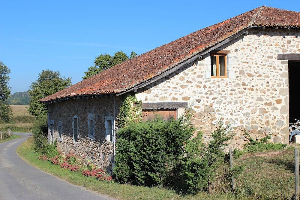 Grange magnifiquement aménagée idéale pour 2/6 personnes couples ou familles, golf, vélo in Chassenon, Charente