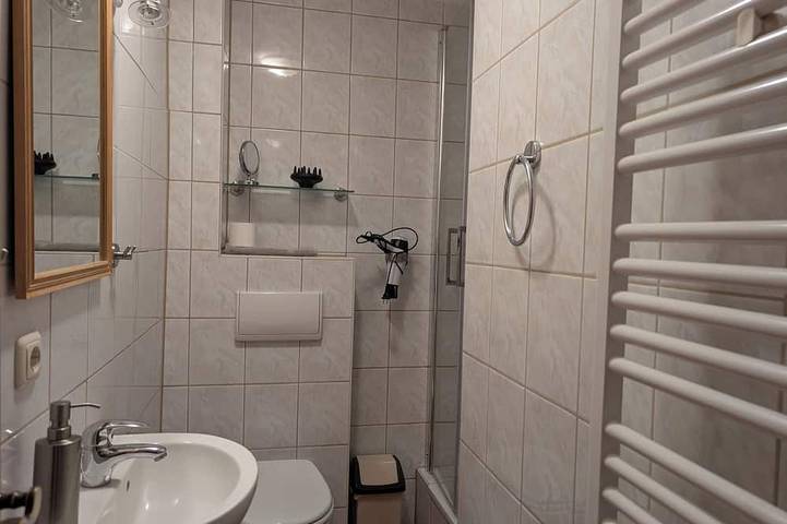 Ganze Wohnung, Separate ostseenahe (800m) Ferienwohnung in Wustrow, ruhige Zentrumslage, WLAN in Wustrow, Fischland