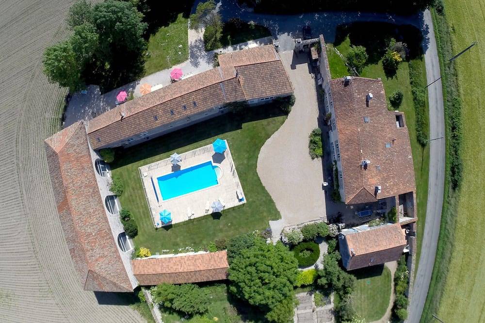 Fully equipped gite in a calm domaine 30 minutes from La Rochelle in Surgères, Rochefort region