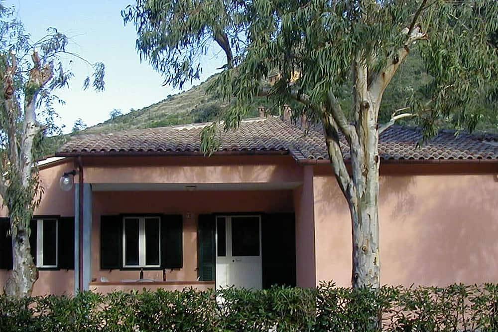 Ganze Wohnung, Zweizimmerwohnung mit Veranda & Garten, 50 m zum Meer – Feriendorf Sole e Mare in Nisporto, Riotorto