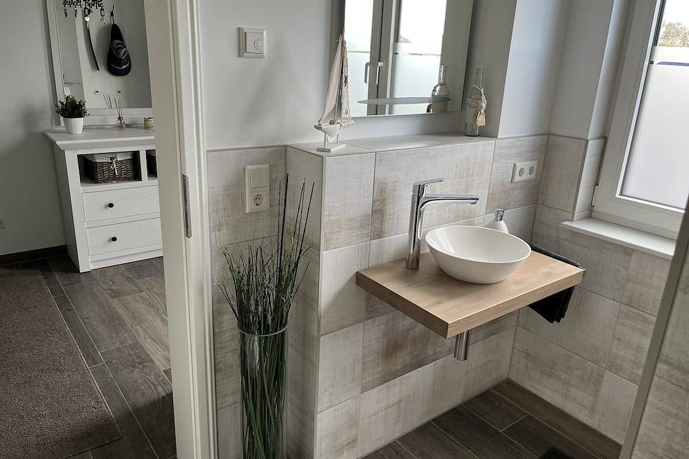 Ferienhaus Hilde am See mit Privatstrand für 4 Erwachsene, Kamin, Boot und Sauna in Löbnitz, Nordsachsen