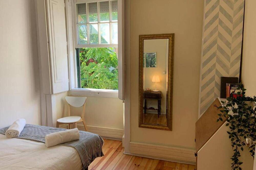 Charming Santos 6 Bedroom Apartment Iii in Lapa, Lissabon