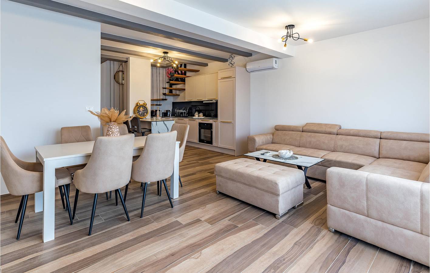 Ganze Ferienwohnung, Geräumige 2-Zimmer-Wohnung mit Terrasse, 2 km vom Strand Bijeca entfernt in Pula-Medulin, Pomer