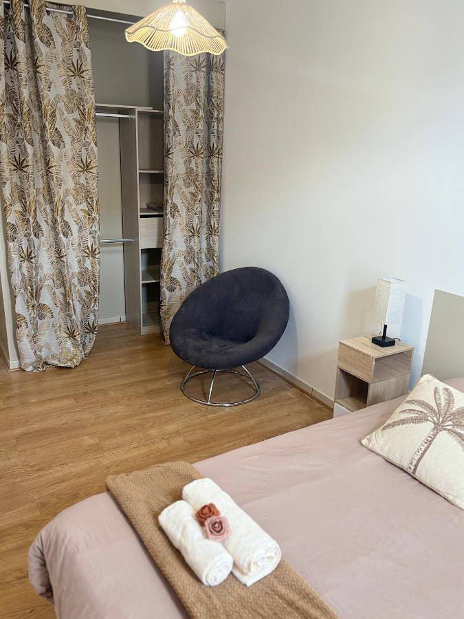 Gîte pour 4 personnes, avec Balcon ainsi que Terrasse et Vue à Donzac