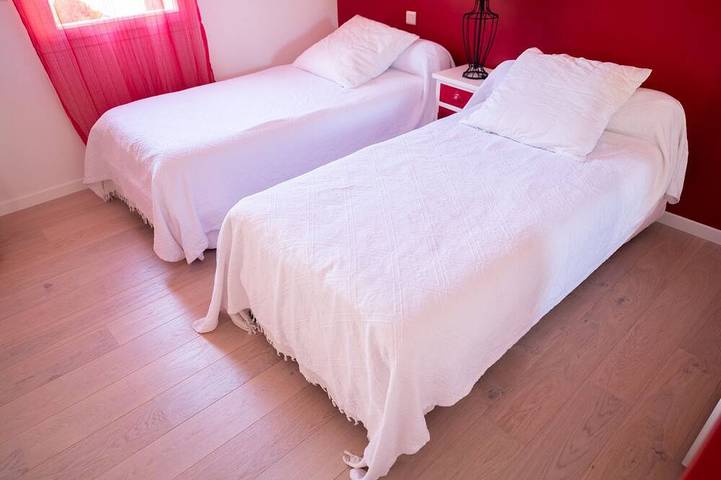 Very comfortable villa with heated pool between ocean, bay and lake in Le Porge, Regionaler Naturpark Médoc