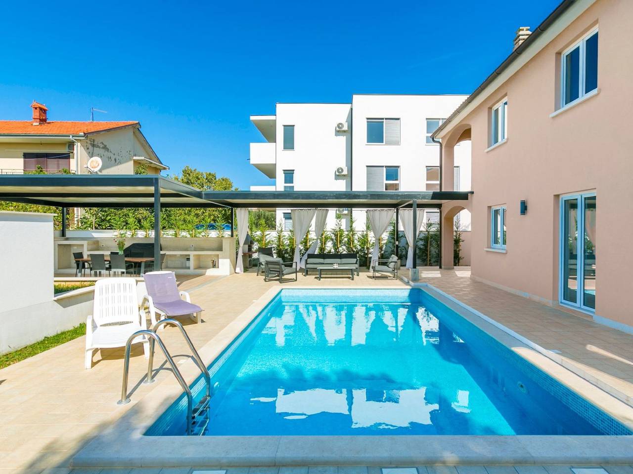 "Suzy" mit privatem Pool in Medulin Stadt, Medulin