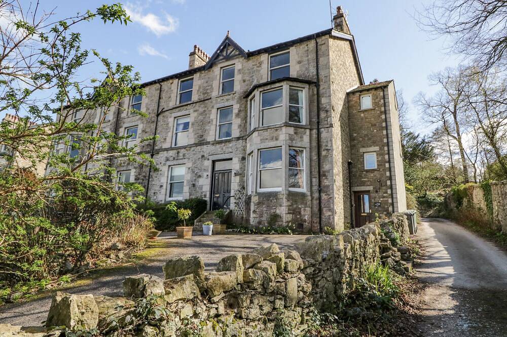 Crow'S Nest, family friendly in Arnside in Arnside, Lake District