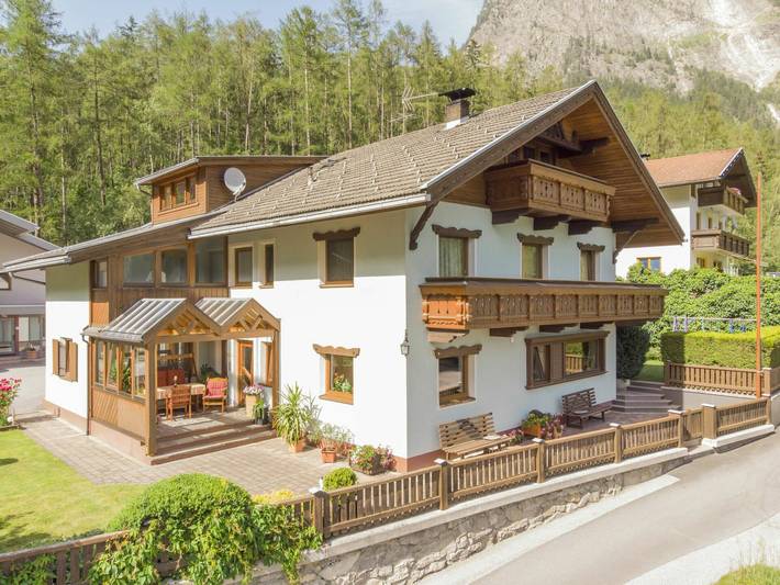 Ferienhaus für 12 Personen, mit Balkon und Terrasse sowie Garten