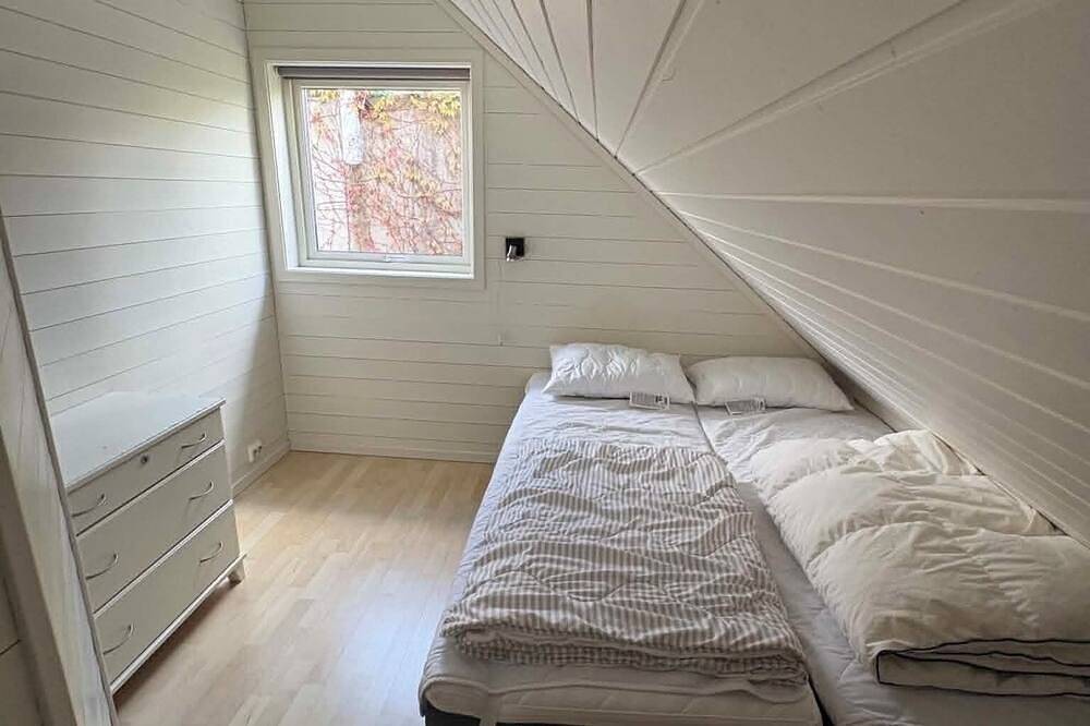 Waterfront quaint 4-bedroom cabin in adorable Kristiansand for relaxing stays in Flekkerøya, Kristiansand
