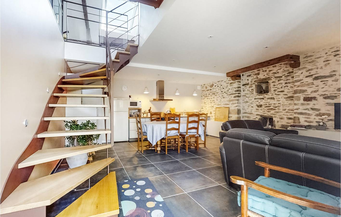 Appartement confortable avec 100m2, TV, jardin et parking in Lanouée, Région de Pontivy