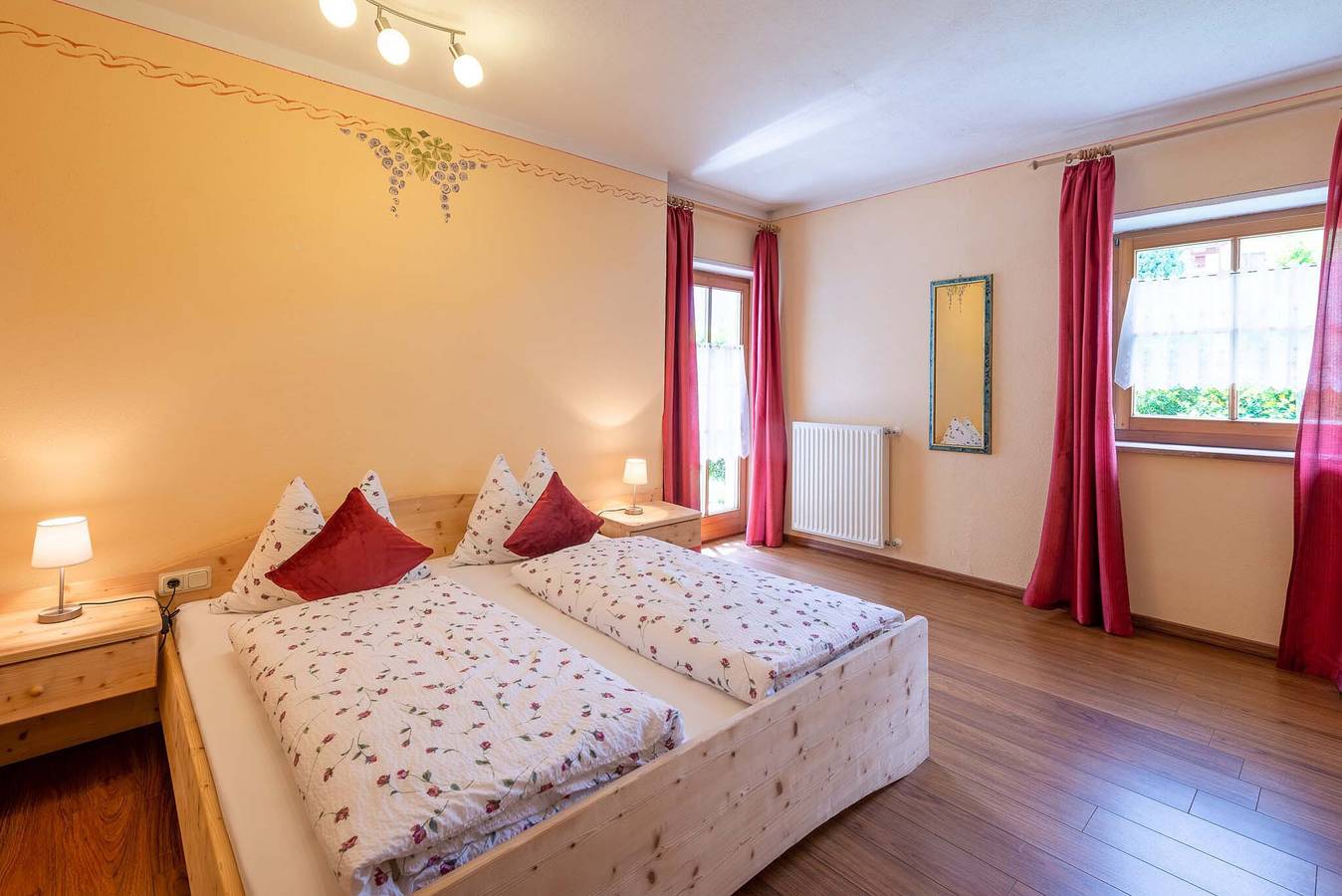 Appartamento intero, Appartamento 'Weinangerhof Kirschbaum' con vista sulle montagne, piscina in comune e Wi-Fi in San Paolo, Appiano