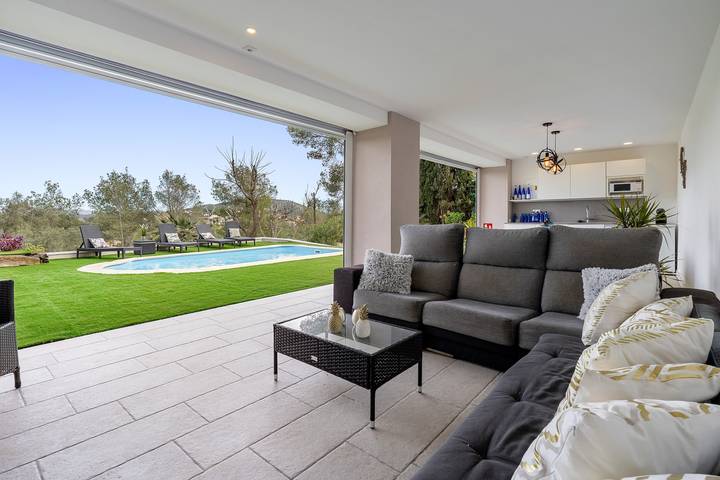 Holiday Home 'Valle De Los Sueños' with Mountain Views, Wi-Fi & Air Conditioning in Canyelles (Barcelona), Garraf