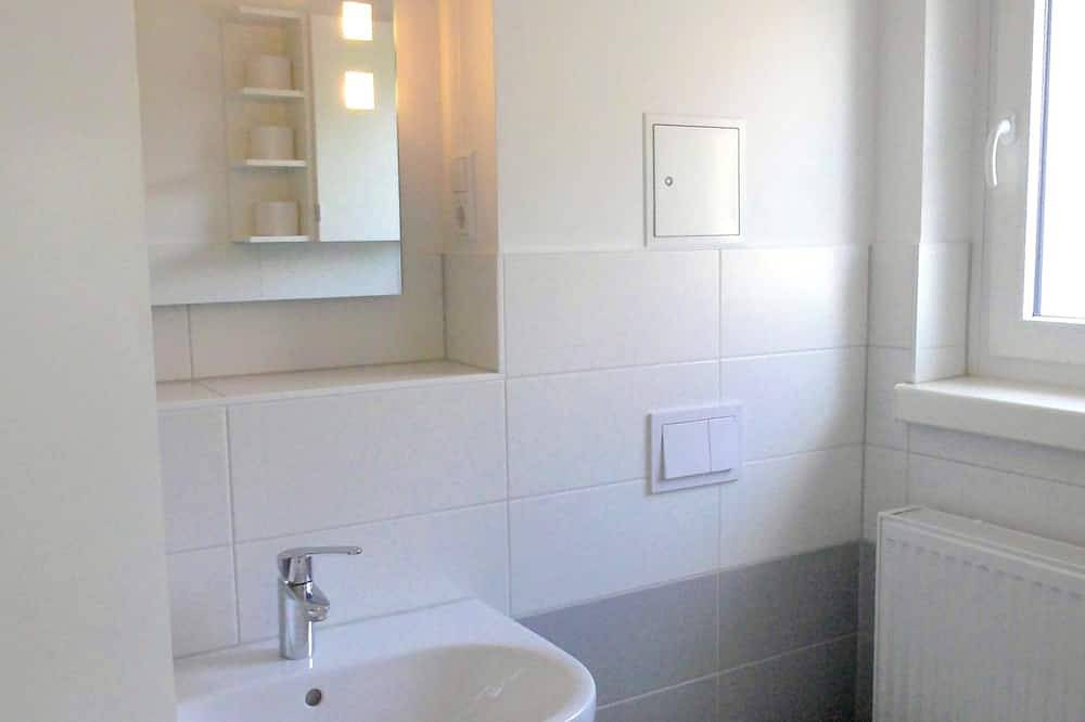 Ganze Wohnung, Moderne Ferienwohnung direkt am See - Terrasse + Angelmotorbootverleih in Strasen, Wustrow (Mecklenburgische Seenplatte)