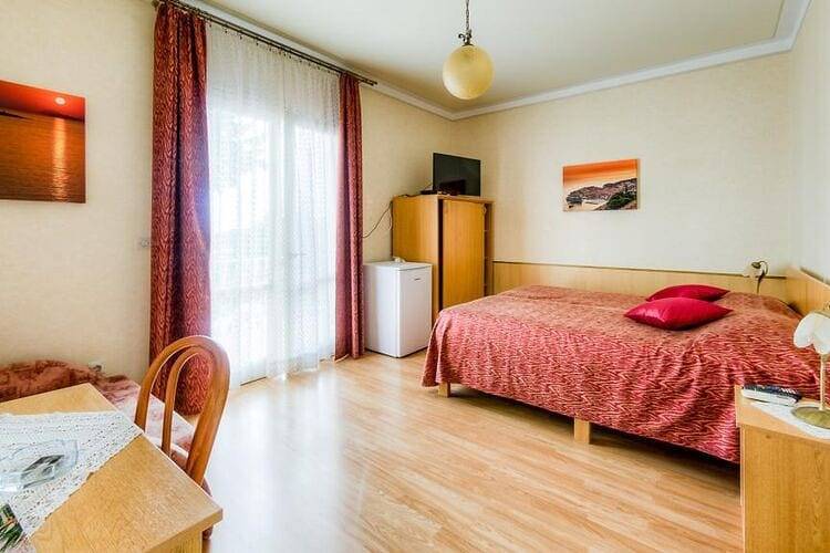 Ganze Wohnung, Guest House Villa Nina- Comfort Triple Room with Balcony and Sea View (S1 - crvena) in Općina Župa dubrovačka, Dubrovnik-Neretva