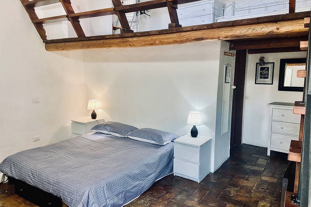 Entire apartment, Alley No. 3 Cozy sky-high apartment in the center in Bolsena, Lake Bolsena