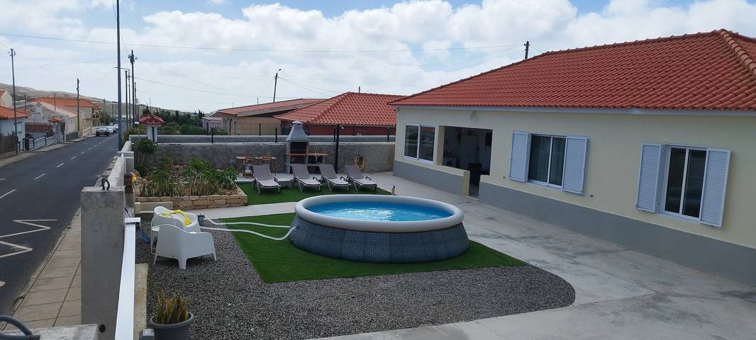 Ferienhaus 'Moradia Girassol Porto Santo' mit Bergblick, privatem Pool und WLAN in Porto Santo, Madeira