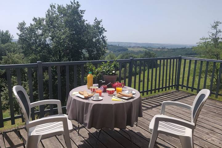 Gîte pour 4 personnes, avec Terrasse ainsi que Jardin et Piscine à Damiatte