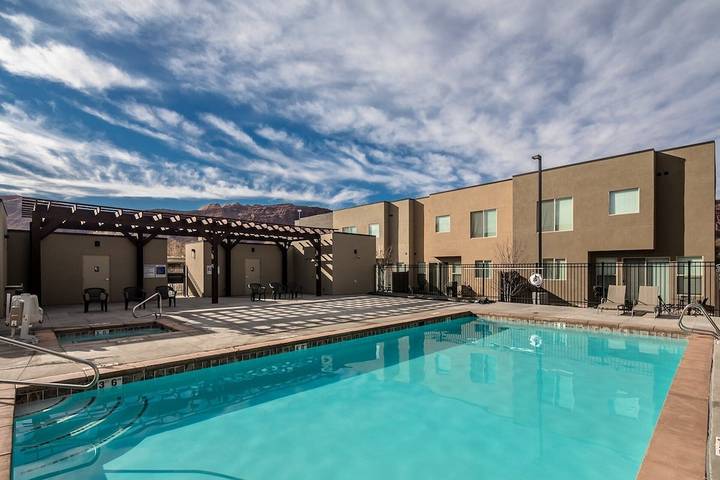 Vacation house for 14 people, with hot tub and balcony as well as pool, with pets in Moab